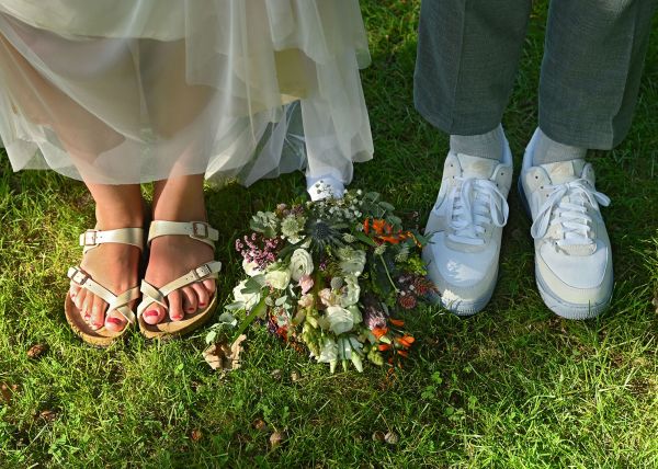 Detailaufnahme Schuhe des Brautpaares